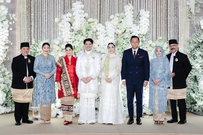 Dalam momen akad nikah, Magisha tampak mengenakan gaun panjang warna broken white yang dipercantik aksen lace. Lengan model lonceng memberi kesan anggun, sementara veil renda menambah aura bersahaja. Foto: Instagram/@agusyudhoyono @ericktohir