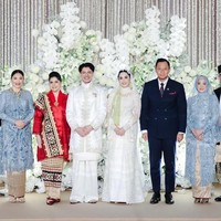 Dalam momen akad nikah, Magisha tampak mengenakan gaun panjang warna broken white yang dipercantik aksen lace. Lengan model lonceng memberi kesan anggun, sementara veil renda menambah aura bersahaja. Foto: Instagram/@agusyudhoyono @ericktohir