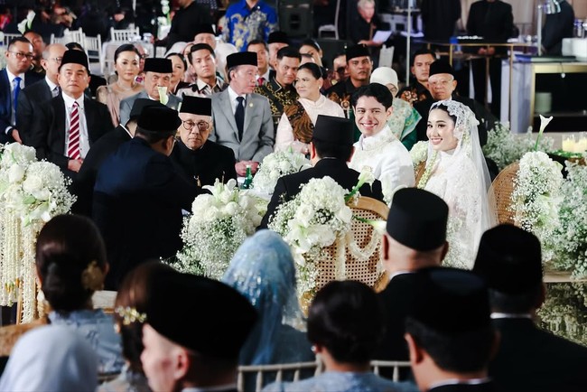 Magisha Afreya Tohir menikah dengan Moshe Darron Panjaitan, yang diketahui sebagai CEO sebuah perusahaan teknologi. Keduanya mengenakan busana putih untuk momen bahagia tersebut. Foto: Instagram/@agusyudhoyono @ericktohir
