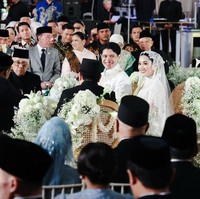 Magisha Afreya Tohir menikah dengan Moshe Darron Panjaitan, yang diketahui sebagai CEO sebuah perusahaan teknologi. Keduanya mengenakan busana putih untuk momen bahagia tersebut. Foto: Instagram/@agusyudhoyono @ericktohir