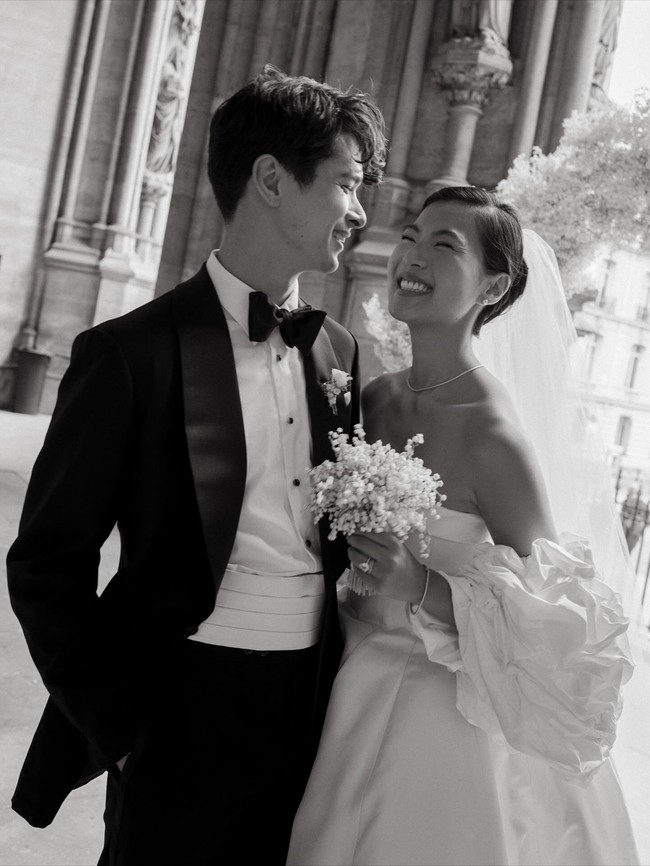 Dalam foto yang diunggah, pasangan yang bertemu McGill University, Montreal, Kanada tersebut terlihat sumringah selagi menawan dengan balutan busana indah dari desainer kenamaan meski bukan Givenchy. Foto: Instagram @heydahye