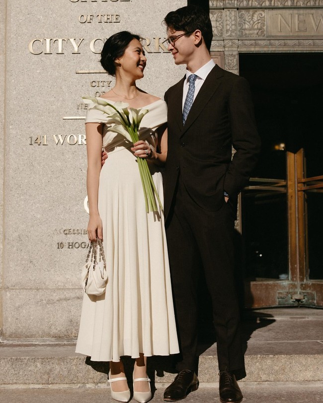 Adapun saat mendaftarkan pernikahan, Jung Dahye memilih gaun putih lain dengan potongan pundak sabrina dari brand Khaite. Foto: Instagram @heydahye