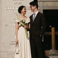 Adapun saat mendaftarkan pernikahan, Jung Dahye memilih gaun putih lain dengan potongan pundak sabrina dari brand Khaite. Foto: Instagram @heydahye