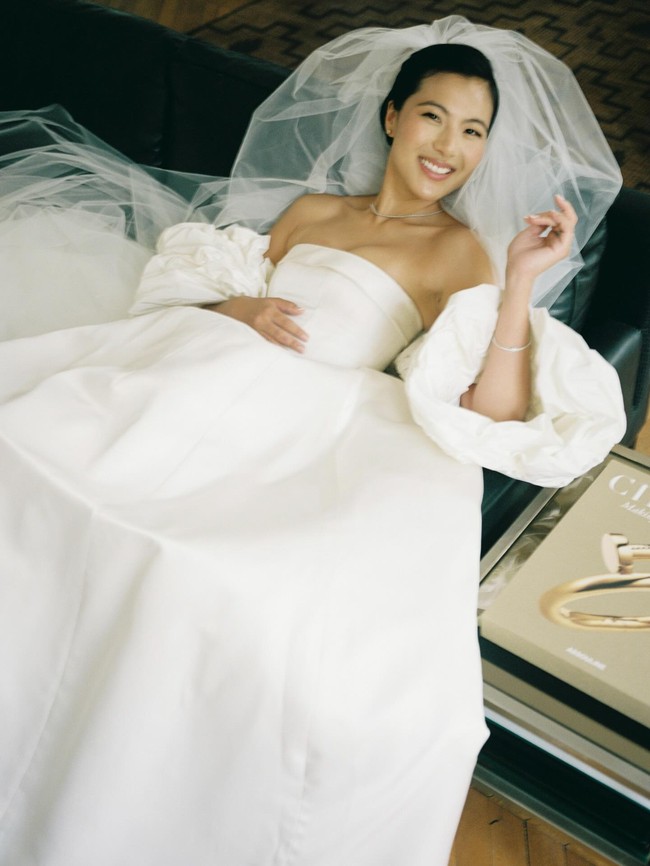 Dalam rangkaian pesta pernikahannya, Dahnye mengenakan beberapa gaun putih yang berbeda. Kali ini, ia memilih dress sutra keluaran brand Victoria Beckham. Foto: Instagram @heydahye