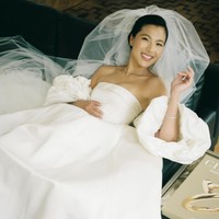 Dalam rangkaian pesta pernikahannya, Dahnye mengenakan beberapa gaun putih yang berbeda. Kali ini, ia memilih dress sutra keluaran brand Victoria Beckham. Foto: Instagram @heydahye