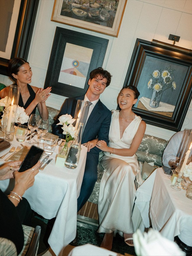 Dalam rangkaian pesta pernikahannya, Dahye mengenakan beberapa gaun putih yang berbeda. Kali ini, ia memilih dress sutra keluaran brand Victoria Beckham. Foto: Instagram @heydahye