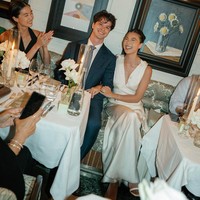 Dalam rangkaian pesta pernikahannya, Dahye mengenakan beberapa gaun putih yang berbeda. Kali ini, ia memilih dress sutra keluaran brand Victoria Beckham. Foto: Instagram @heydahye