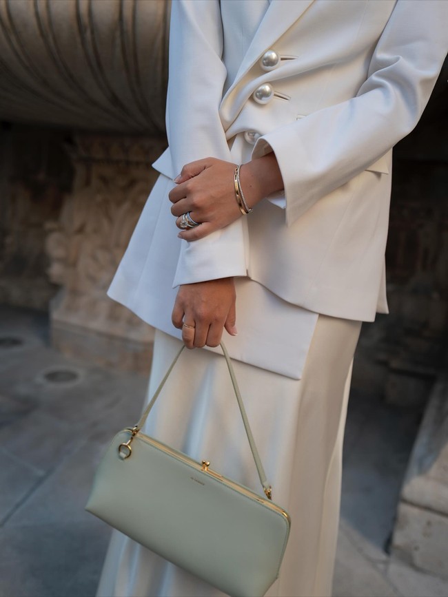 Perpaduan gaya yang elegan serba putih ini menjadi inspirasi bagi para calon pengantin. Pernikahan mereka pun mendapat sorotan dari berbagai media fashion, termasuk Vogue. Foto: Instagram @heydahye