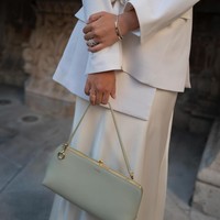 Perpaduan gaya yang elegan serba putih ini menjadi inspirasi bagi para calon pengantin. Pernikahan mereka pun mendapat sorotan dari berbagai media fashion, termasuk Vogue. Foto: Instagram @heydahye