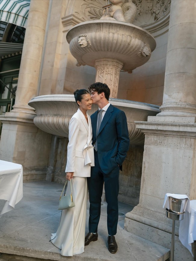 Saat ‘rehearsal dinner’, Dahye yang berkarier di bidang marketing di New York City, AS itu memadukan dress sutra dengan blazer putih keluaran Kim Hekim. Foto: Instagram @heydahye