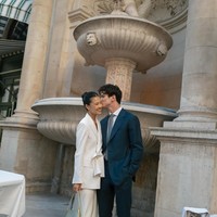 Saat ‘rehearsal dinner’, Dahye yang berkarier di bidang marketing di New York City, AS itu memadukan dress sutra dengan blazer putih keluaran Kim Hekim. Foto: Instagram @heydahye