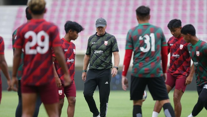 Pelatih Persis Solo Peter de Roo, saat memantau latihan anak asuhnya di Lapangan Banyuanyar, Kecamatan Banjarsari, Kota Solo.