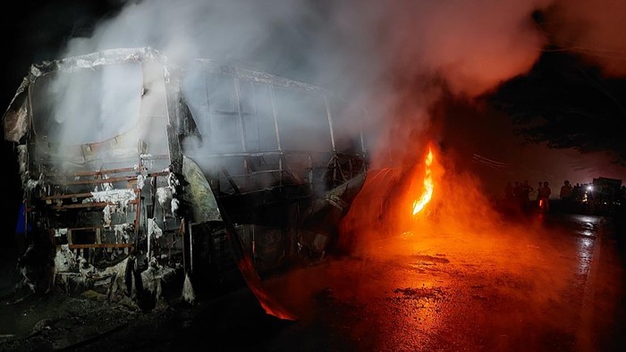 Petugas pemadam kebakaran saat berupaya memadamkan api. (Foto: dok. Polres Asahan) Petugas pemadam kebakaran saat berupaya memadamkan api. (Foto: dok. Polres Asahan)