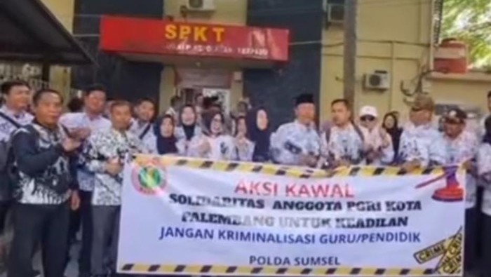 PGRI Palembang saat mengawal guru SMKN 7 Palembang membuat laporan ke Polda Sumsel.