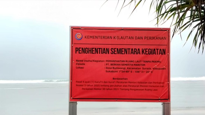 Plang merah bertuliskan βPenghentian Sementara Kegiatanβ terpasang di kawasan pesisir Minajaya, Kecamatan Surade, Kabupaten Sukabumi Plang merah bertuliskan βPenghentian Sementara Kegiatanβ terpasang di kawasan pesisir Minajaya, Kecamatan Surade, Kabupaten Sukabumi