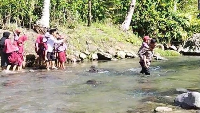 Polisi-Guru Gendong Siswa SD Nyeberang Sungai di Mamasa gegara Jembatan  Rusak