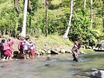 Polisi-Guru Gendong Siswa SD Nyeberang Sungai di Mamasa gegara Jembatan Rusak