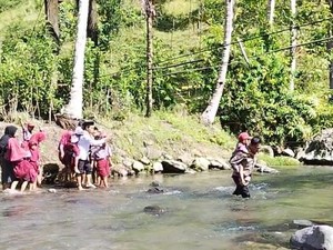Polisi-Guru Gendong Siswa SD Nyeberang Sungai di Mamasa gegara Jembatan Rusak