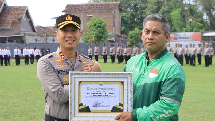 Polisi gelar apel akbar bareng driver ojol dan buruh Sampoerna di lapangan Tri Brata Polres Madiun. Polisi gelar apel akbar bareng driver ojol dan buruh Sampoerna di lapangan Tri Brata Polres Madiun.
