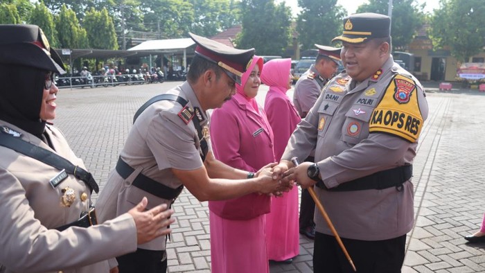 Polres Pasuruan Kapolres Pasuruan AKBP Jazuli Dani Iriawan memberi selamat kapolsek yang baru dilantik