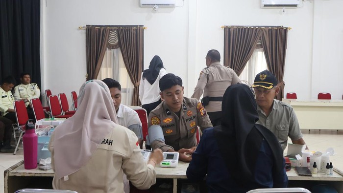 Polres Pelalawan menggelar donor darah di HUT ke-74 Humas Polri, Kamis (23/10/205).