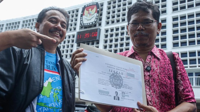 Potret Salinan Ijazah Joko Widodo dari Komisi Pemilihan Umum RI Di ruang publikasi kantor KPU RI, Jumat (24/10/2025), pakar telematika Roy Suryo dan pengamat kebijakan publik Bonatua Silalahi memamerkan salinan fotokopi ijazah Presiden ke-7 Joko Widodo. Dokumen tersebut diperoleh dari KPU RI sebagai tindak lanjut dari salinan sebelumnya yang mereka terima dari KPU DKI Jakarta pekan lalu.