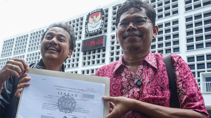 Di ruang publikasi kantor KPU RI, Jumat (24/10/2025), pakar telematika Roy Suryo dan pengamat kebijakan publik Bonatua Silalahi memamerkan salinan fotokopi ijazah Presiden ke-7 Joko Widodo. Dokumen tersebut diperoleh dari KPU RI sebagai tindak lanjut dari salinan sebelumnya yang mereka terima dari KPU DKI Jakarta pekan lalu.