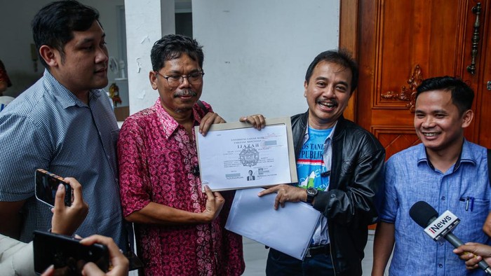 Di ruang publikasi kantor KPU RI, Jumat (24/10/2025), pakar telematika Roy Suryo dan pengamat kebijakan publik Bonatua Silalahi memamerkan salinan fotokopi ijazah Presiden ke-7 Joko Widodo. Dokumen tersebut diperoleh dari KPU RI sebagai tindak lanjut dari salinan sebelumnya yang mereka terima dari KPU DKI Jakarta pekan lalu.