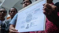Meski demikian, ia memilih untuk tidak menjelaskan secara rinci ke Media karena dianggap sebagai bagian dari proses hukum. Kasus ini menambah panjang kontroversi yang terus bergulir tentang keaslian ijazah Presiden Jokowi. Dengan munculnya “salinan dari KPU RI” sebagai bukti baru, publik pun semakin menanti langkah selanjutnya apakah dokumen ini akan dibawa ke pengadilan dan diuji secara forensik lebih lanjut.