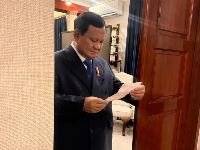 Prabowo baca surat ucapan ulang tahun dari salah satu siswa Sekolah Rakyat (dok.Instagram Sekretariat Kabinet) Prabowo baca surat ucapan ulang tahun dari salah satu siswa Sekolah Rakyat (dok.Instagram Sekretariat Kabinet)