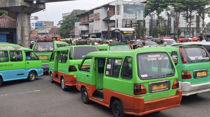Razia angkot Bogor tetap lanjut meski sempat ada demo protes di Balai Kota Bogor Razia angkot Bogor tetap lanjut meski sempat ada demo protes di Balai Kota Bogor