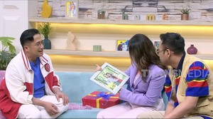 Aku temanan. Aku waktu kecil masih SD nyanyi bareng dia. Aku belum rekaman, dia belum rekaman, dari panggung ke panggung. Dia 2 tahun di atas aku, cerita Rossa. Foto: Capture FYP Trans7
