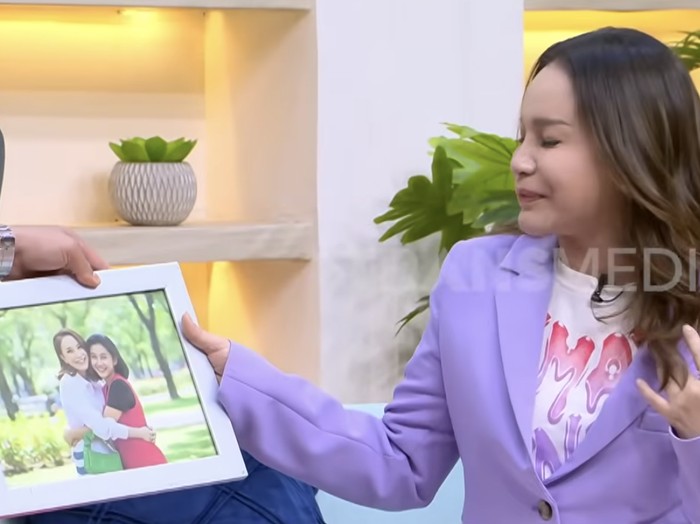 Persahabatan Rossa dan mendiang Nike Ardilla.