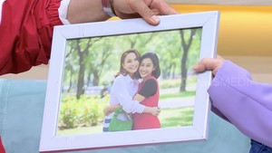 Rossa mendapat kejutan saat menjadi bintang tamu FYP Trans7, Kamis (23/10/2025). Menggunakan kecerdasan buatan atau artificial intelligence (AI) Rossa bsa foto bareng sahabatnya, mendiang Nike Ardilla saat sama-sama sudah dewasa. Foto: Capture FYP Trans7