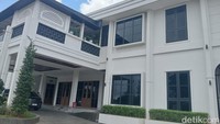 Pada bagian tengah lahan dengan posisi paling tinggi dibangun rumah utama kediaman KH Maruf Amin dan keluarga. Rumah tersebut bernuansa putih hitam. (Foto: Erwin Dariyanto/detikHikmah) Pada bagian tengah lahan dengan posisi paling tinggi dibangun rumah utama kediaman KH Maruf Amin dan keluarga. Rumah tersebut bernuansa putih hitam. (Foto: Erwin Dariyanto/detikHikmah)