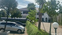 Banyaknya pepohonan membuat suasana rumah KH Maruf sangat asri. Pada bagian depan dengan kontur tanah yang lebih rendah digunakan untuk area parkir tamu. (Foto: Erwin Dariyanto/detikHikmah) Banyaknya pepohonan membuat suasana rumah KH Maruf sangat asri. Pada bagian depan dengan kontur tanah yang lebih rendah digunakan untuk area parkir tamu. (Foto: Erwin Dariyanto/detikHikmah)
