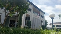 KH Maruf Amin, Wakil Presiden ke-13 RI mengaku dirinya memilih rumah pensiunan di luar Jakarta agar mendapat lahan lebih luas. Rumah itu terletak di kawasan Cimanggis, Depok, Jawa Barat dengan luas kurang lebih 1 hektar. (Foto: Erwin Dariyanto/detikHikmah) KH Maruf Amin, Wakil Presiden ke-13 RI mengaku dirinya memilih rumah pensiunan di luar Jakarta agar mendapat lahan lebih luas. Rumah itu terletak di kawasan Cimanggis, Depok, Jawa Barat dengan luas kurang lebih 1 hektar. (Foto: Erwin Dariyanto/detikHikmah)