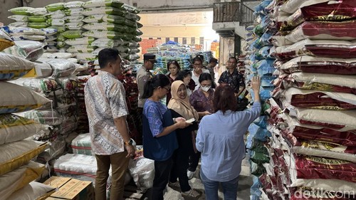 Satgas Pangan Bali menindak lanjuti temuan harga tidak sesuai HET di CV. Sumber Pangan di Jalan Buluh Indah, Kota Denpasar, Bali, Jumat (24/10/2025). (I Nyoman Adhisthaya Sawitra)