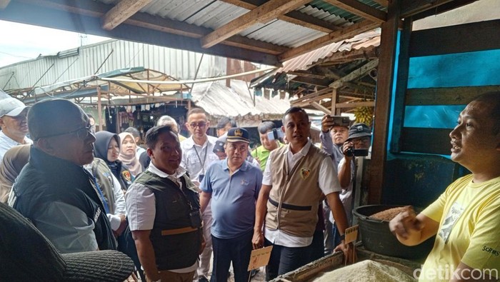 Satgas Pangan Jabar saat mengecek harga beras di Sumedang. Satgas Pangan Jabar saat mengecek harga beras di Sumedang.