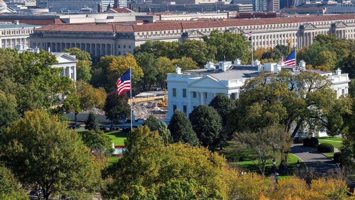 Sayap Timur Gedung Putih AS Kini Rata dengan Tanah Pemandangan di kompleks Gedung Putih kini tampak berbeda. Sayap Timur Gedung Putih, salah satu bagian ikonik dari pusat pemerintahan Amerika Serikat, kini rata dengan tanah setelah proses pembongkaran selesai dilakukan pada Rabu (23/10/2025). REUTERS/ Andrew Leyden