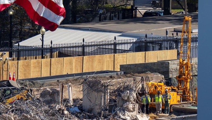 Sayap Timur Gedung Putih AS Kini Rata dengan Tanah Pemandangan di kompleks Gedung Putih kini tampak berbeda. Sayap Timur Gedung Putih, salah satu bagian ikonik dari pusat pemerintahan Amerika Serikat, kini rata dengan tanah setelah proses pembongkaran selesai dilakukan pada Rabu (23/10/2025). REUTERS/ Andrew Leyden