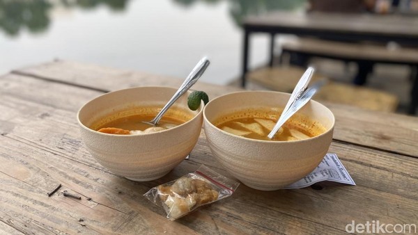 Nikmatnya Makan Seblak Prasmanan Spesial dengan View Danau