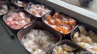 Konsep warung seblaknya prasmanan, dengan jumlah topping kurang lebih ada 50 jenis. Pilihannya mulai dari aneka kerupuk, mie instan, hingga frozen food. Foto: Detikcom / Atiqa Rana Konsep warung seblaknya prasmanan, dengan jumlah topping kurang lebih ada 50 jenis. Pilihannya mulai dari aneka kerupuk, mie instan, hingga frozen food. Foto: Detikcom / Atiqa Rana