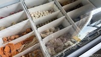 Frozen food, seperti bakso daging, bakso ikan, fish cake, sosis, dan lain sebagainya juga disimpan dalam freezer seperti ini. Jadi dijamin segar ya! Foto: Detikcom / Atiqa Rana Frozen food, seperti bakso daging, bakso ikan, fish cake, sosis, dan lain sebagainya juga disimpan dalam freezer seperti ini. Jadi dijamin segar ya! Foto: Detikcom / Atiqa Rana