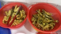Ada juga pilihan topping seperti ini. Mulai dari potongan paha, sayap ayam, hingga ceker yang sudah diungkep dengan bumbu kuning. Foto: Detikcom / Atiqa Rana Ada juga pilihan topping seperti ini. Mulai dari potongan paha, sayap ayam, hingga ceker yang sudah diungkep dengan bumbu kuning. Foto: Detikcom / Atiqa Rana