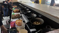 Ini dia area masaknya! Semi open kitchen dengan jumlah wajan cukup banyak. Kurang lebih ada 20 wajan loh yang disiapkan untuk masak pesanan seblak pelanggan. Foto: Detikcom / Atiqa Rana Ini dia area masaknya! Semi open kitchen dengan jumlah wajan cukup banyak. Kurang lebih ada 20 wajan loh yang disiapkan untuk masak pesanan seblak pelanggan. Foto: Detikcom / Atiqa Rana