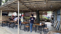 Untuk area makannya, mereka menyediakan tempat semi outdoor seperti ini. Tersedia banyak meja dan kursi yang bisa ditempati. Foto: Detikcom / Atiqa Rana Untuk area makannya, mereka menyediakan tempat semi outdoor seperti ini. Tersedia banyak meja dan kursi yang bisa ditempati. Foto: Detikcom / Atiqa Rana