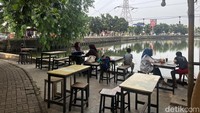 Namun kalau mau sambil melihat pemandangan, bisa duduk di area luar seperti ini. Meja kursinya diletakkan persis pinggir danau. Foto: Detikcom / Atiqa Rana Namun kalau mau sambil melihat pemandangan, bisa duduk di area luar seperti ini. Meja kursinya diletakkan persis pinggir danau. Foto: Detikcom / Atiqa Rana