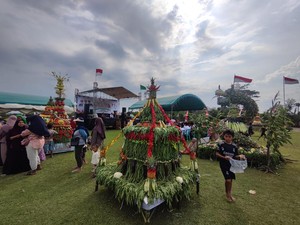 Keseruan Warga Serbu 13 Gunungan Sedekah Bumi di Jombang