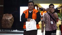 Tersangka kasus dugaan korupsi proyek pembangunan jalan pada Dinas PUPR Sumatera Utara Topan Ginting berjalan usai menjalani pemeriksaan di Gedung Merah Putih KPK, Jakarta, Jumat (24/10/2025). KPK memeriksa Mantan Kepala Dinas PUPR Sumut tersebut sebagai salah satu tersangka dalam kasus yang terbagi menjadi dua klaster dengan nilai total proyek Rp 231,8 miliar. Tersangka kasus dugaan korupsi proyek pembangunan jalan pada Dinas PUPR Sumatera Utara Topan Ginting berjalan usai menjalani pemeriksaan di Gedung Merah Putih KPK, Jakarta, Jumat (24/10/2025). KPK memeriksa Mantan Kepala Dinas PUPR Sumut tersebut sebagai salah satu tersangka dalam kasus yang terbagi menjadi dua klaster dengan nilai total proyek Rp 231,8 miliar.